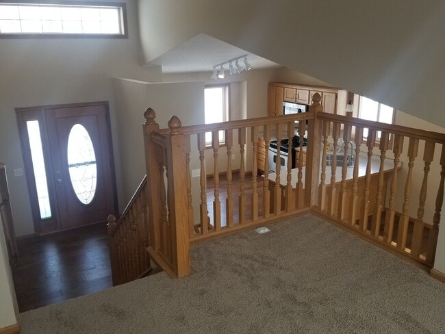 Building Photo - 5 Bedroom Multi-Level