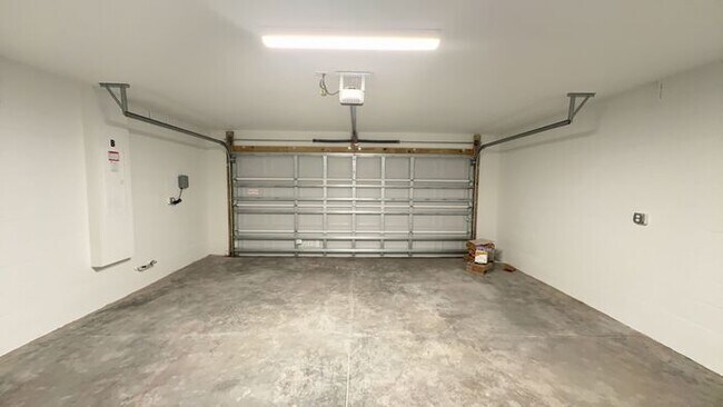 Building Photo - new 4BR duplex