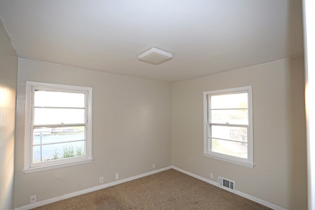 Building Photo - 1106 S Strong Blvd