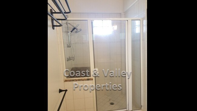 Building Photo - 611 Lantern Ln