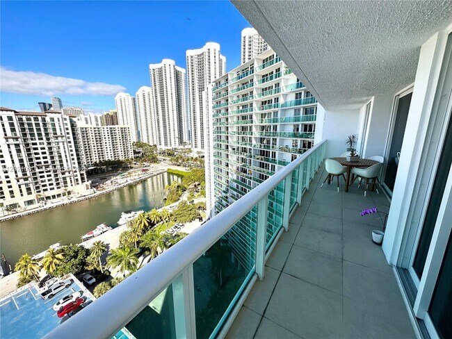 Building Photo - 100 Bayview Dr
