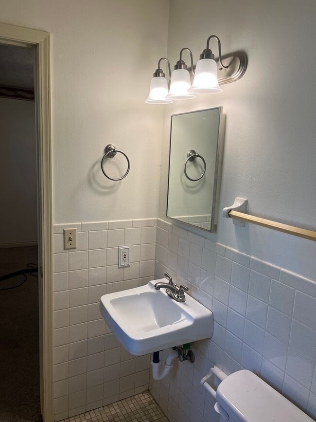 Building Photo - Spacious 3 bedroom house in SW Springfield!