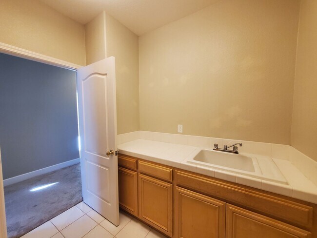 Building Photo - STUNNING SPACIOUS 5 BEDROOM HOME IN CONCOR...