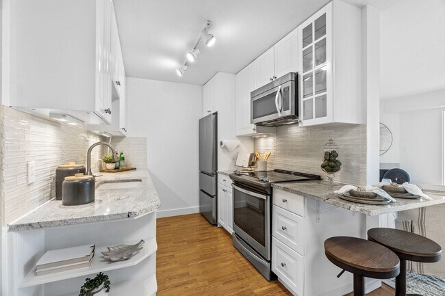 Building Photo - 1-Bed, 1-Bath 818sqft Condo in Capitol Hill for Rent — Parking, In-Unit Washer/Dryer & Space Need...