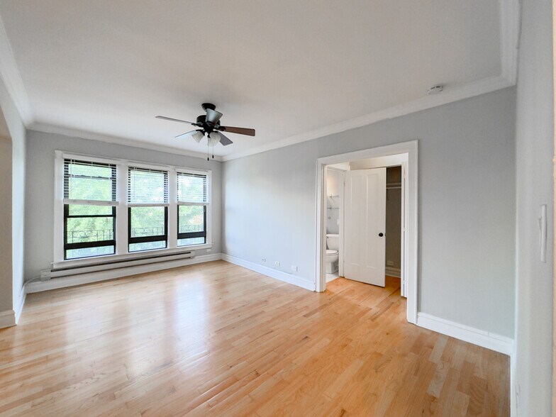 Building Photo - 4742 N Hermitage Ave