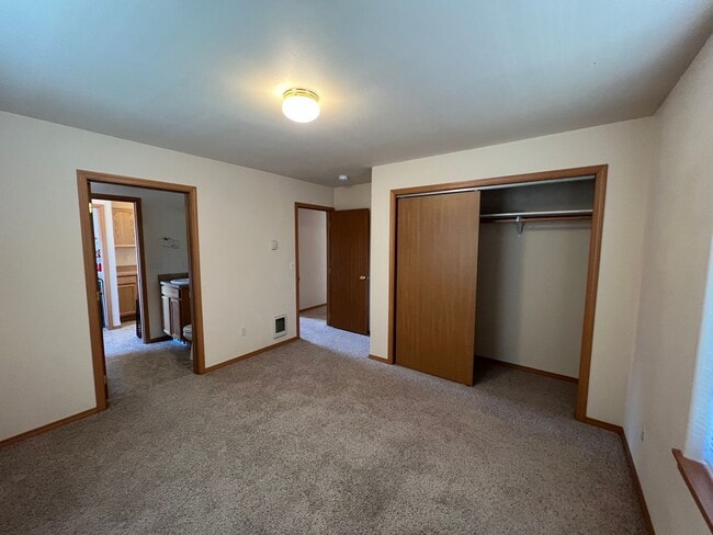 Building Photo - 309 W Helena Ave