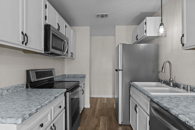 Building Photo - 4722 W Cuthbert Ave