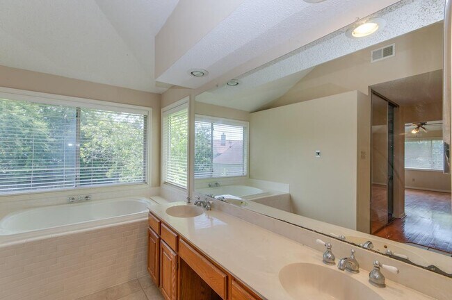 Building Photo - 11310 Chiselhurst Way Ct