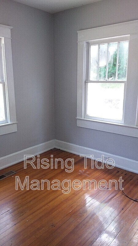 Building Photo - 511 10th Ave