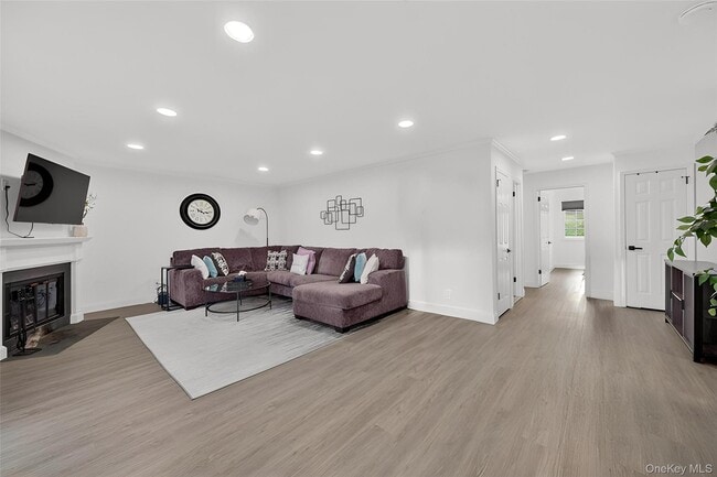 Building Photo - 201 Tamarack Ln