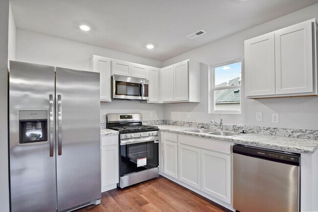 Building Photo - 821 Ashford Dr