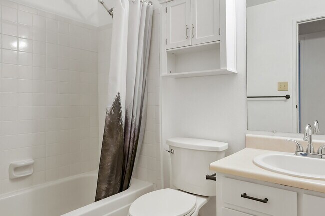 Building Photo - Aurora - 2 Bedroom 2 Bath Condo - Garage, Washer/Dryer - Community Pool