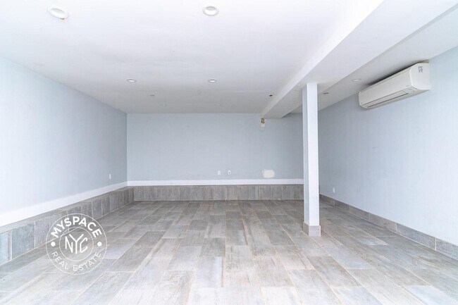 Building Photo - 644 Lorimer St