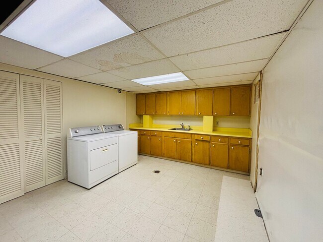 Building Photo - 4 Bedroom, 2.5 Bath Townhouse