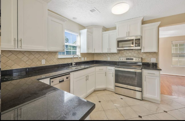 Building Photo - 2937 Riverbend Dr