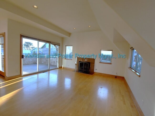 Building Photo - Unique Yacht Harbor 3bed/2bath Home with S...