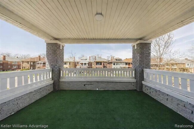 Building Photo - 1975 Gladstone St