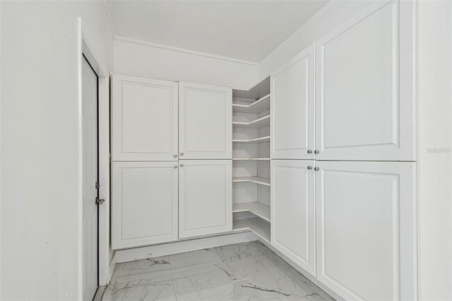 Building Photo - 3913 Fontainebleau Dr