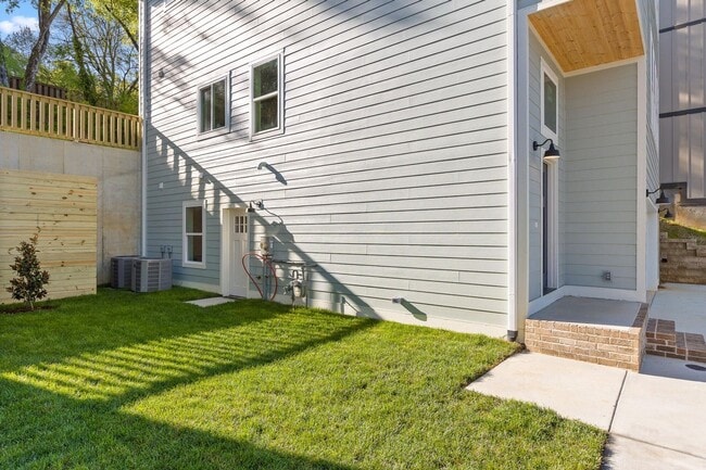 Building Photo - 638 Ladd Ave