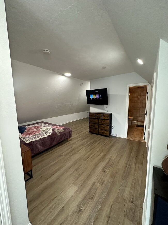 Building Photo - Luxurious 2 Bed, 2 Bath Rental on Lake Qui...