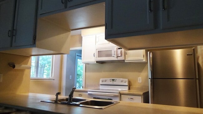 Building Photo - ALL Utilities Included!