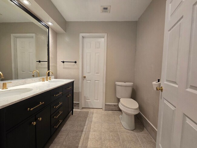 Building Photo - 3 Bed 1.5 Bath in Shawnee!