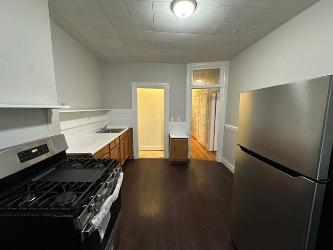 Building Photo - 39 Forest St