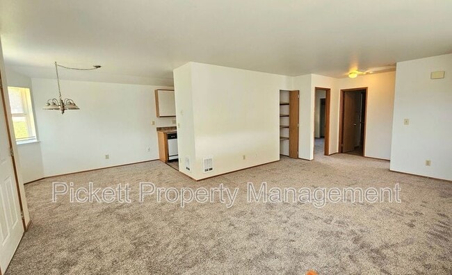 Building Photo - 2641 Stephenson Ave