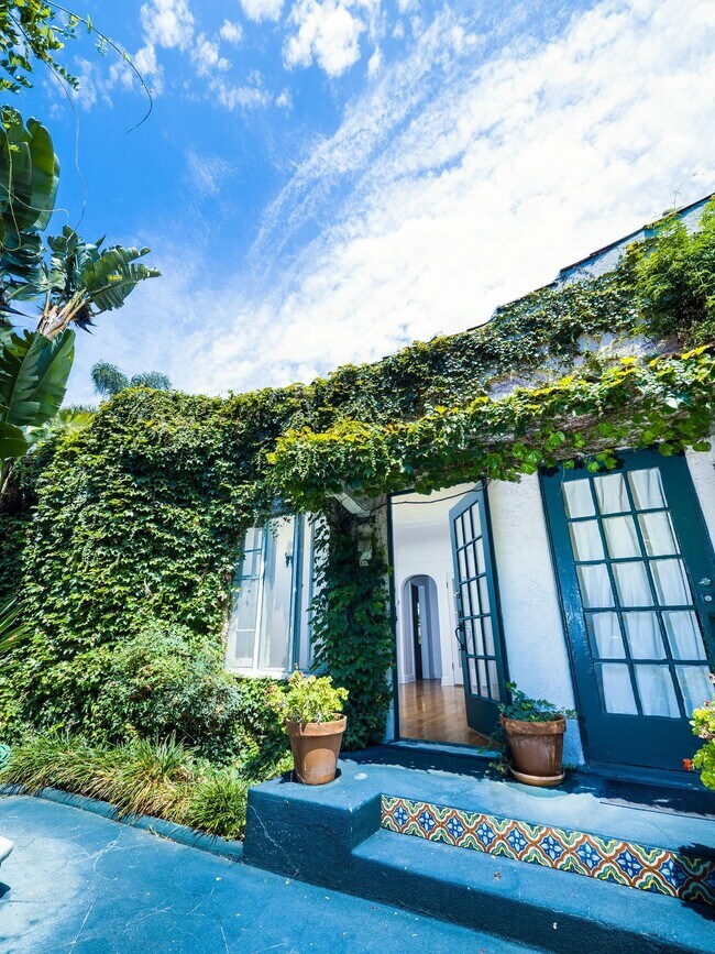 Building Photo - 1002-1012 1/2 N. Sweetzer Ave.