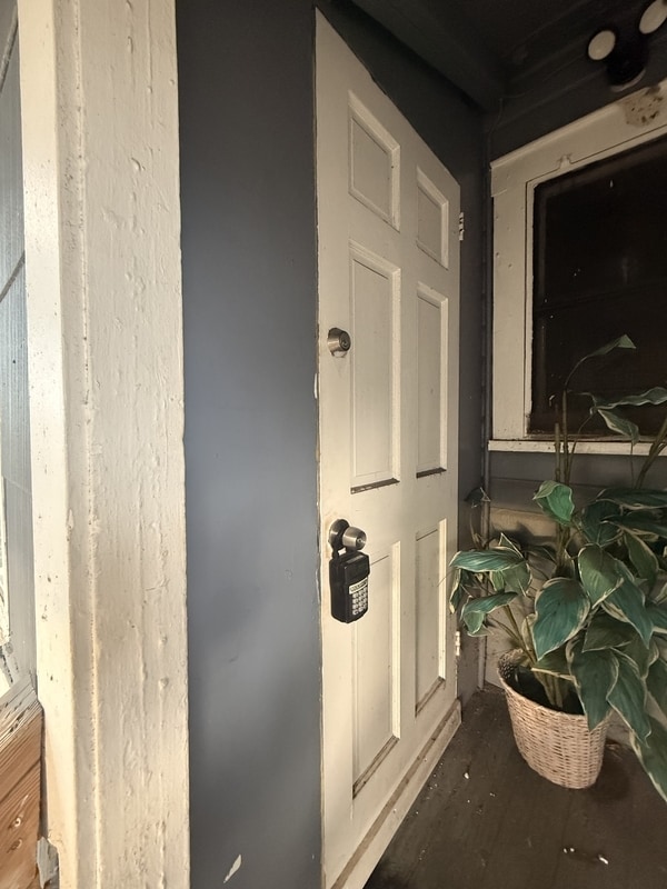 Building Photo - 1131 Queen St N