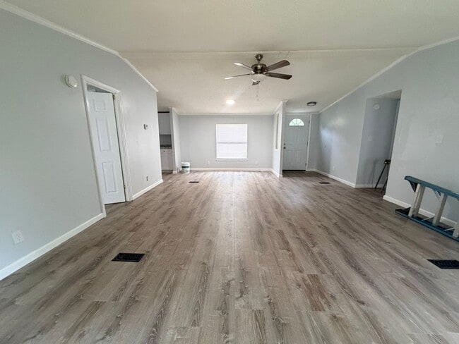 Building Photo - Rare Rockford rental available now!