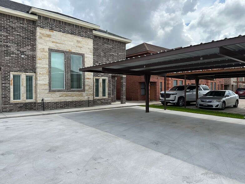 Building Photo - 1308 W Fig Ave