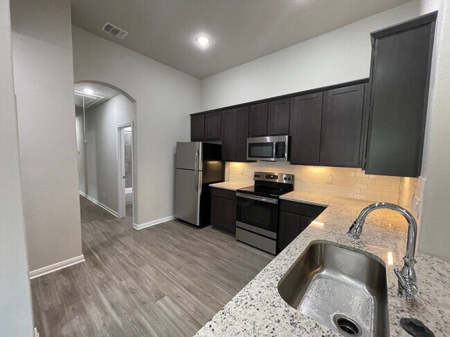 Building Photo - Luxury 3/2 duplex in NBTX