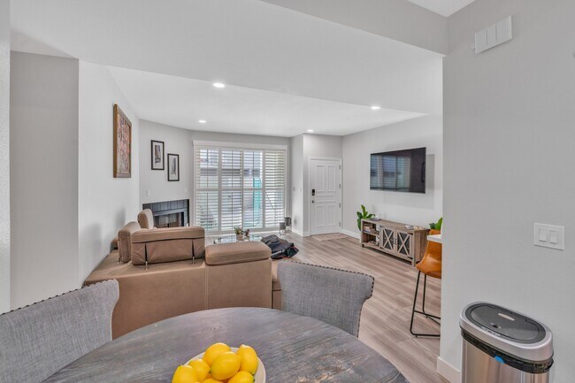 Building Photo - 433 E Tamarack Ave