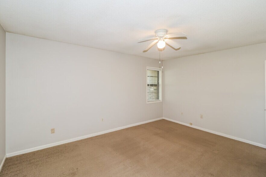 Building Photo - 7261 Hollorn Ln