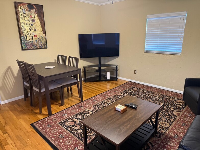 Smart TV - 4126 35th Ave N