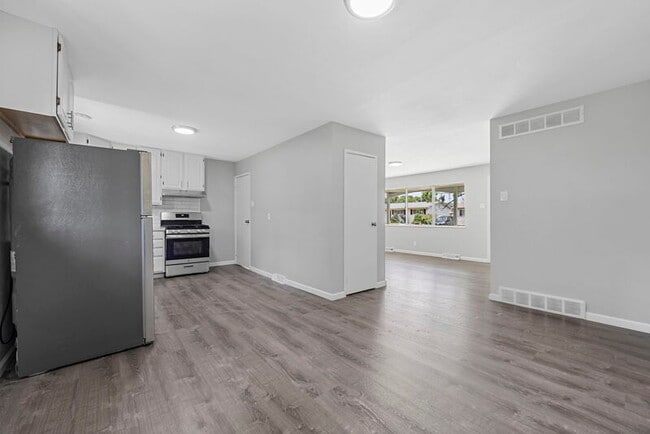 Building Photo - 906 Chula Dr