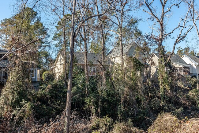 Building Photo - Close to Medical District and Downtown