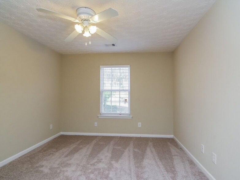Building Photo - 341 Meadows Ln