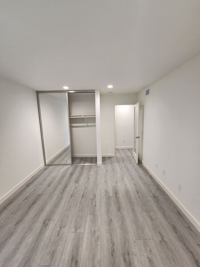 Building Photo - 3 Bedroom Townhouse in Solana Beach