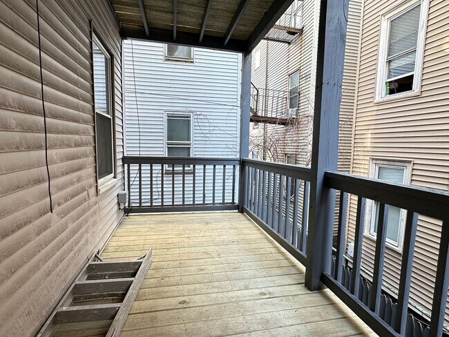 Building Photo - Mission Hill 5 -Bed