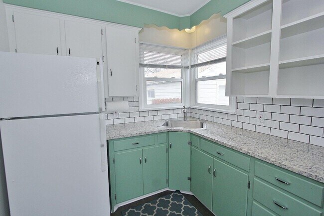 Building Photo - Charming Single-Level Home