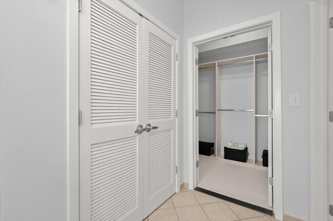 Building Photo - 1001 L St NW