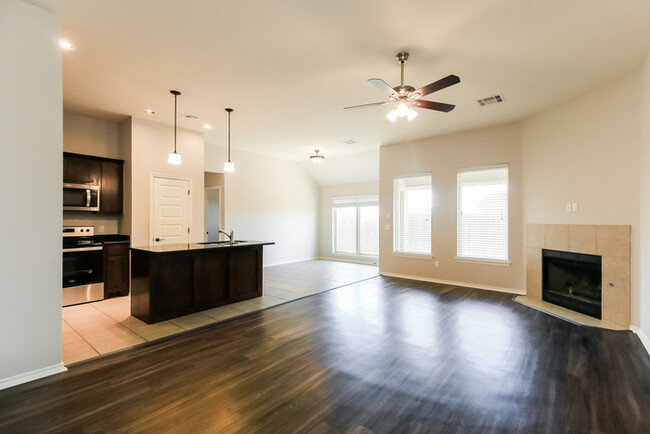 Building Photo - Beautiful 4 bed 2 bath 3 car garage home!!