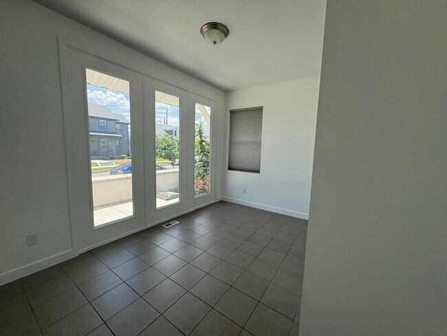 Building Photo - 6354 Upland View Dr