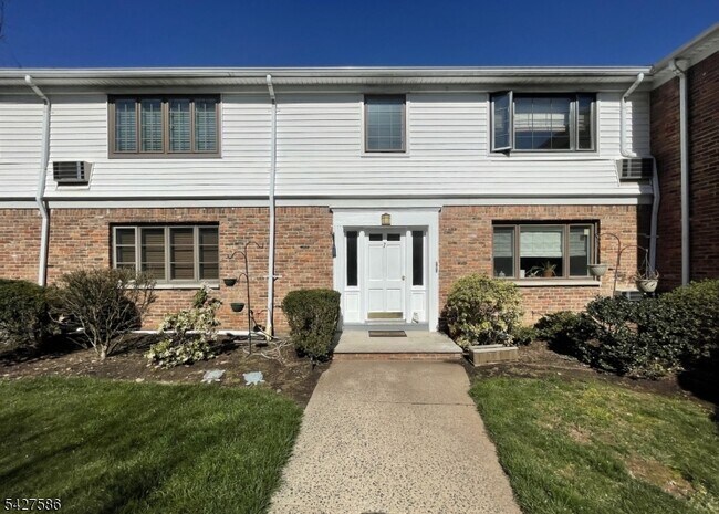 Building Photo - 7D Troy Dr