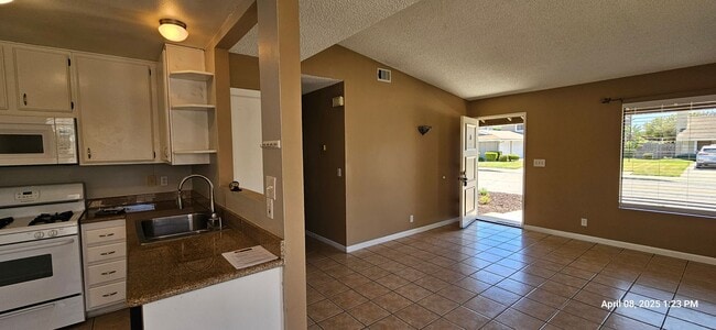 Building Photo - Orcutt Single Story Knollwood Terrace Condo with Attached One Car Garage