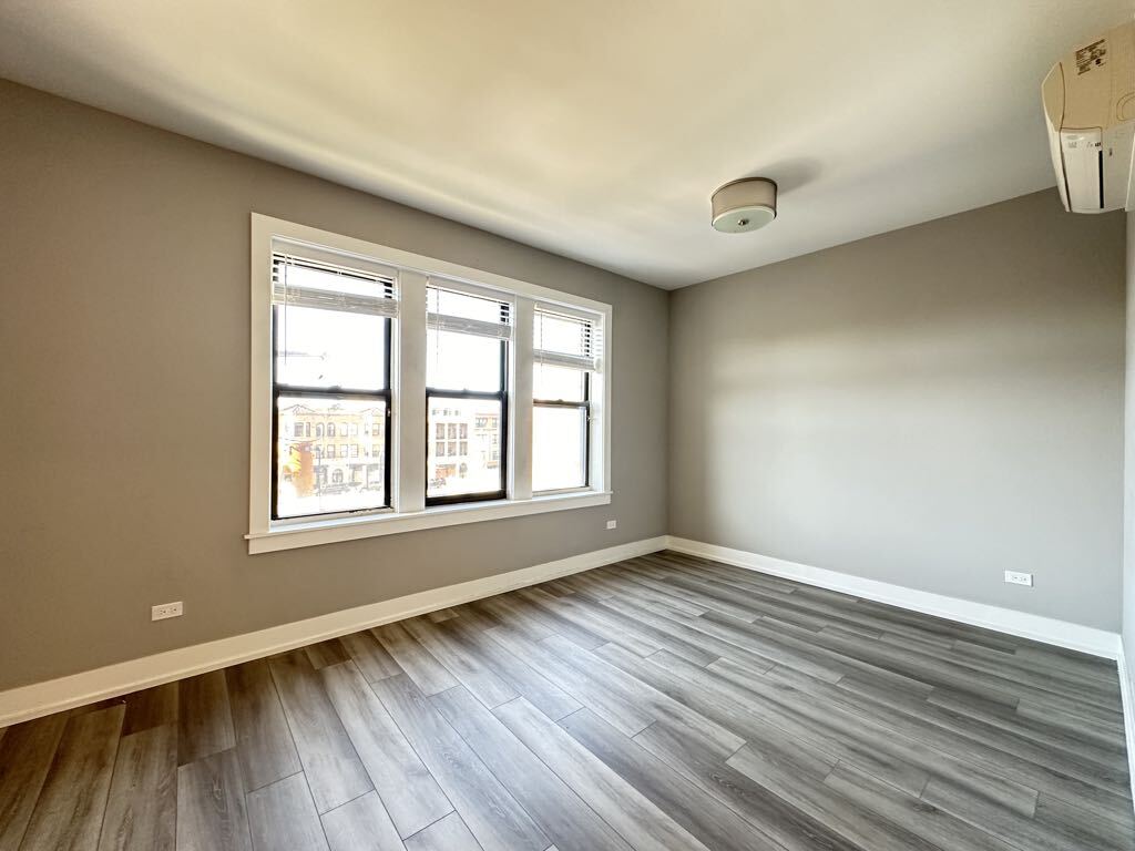 Building Photo - 3943 N Janssen Ave