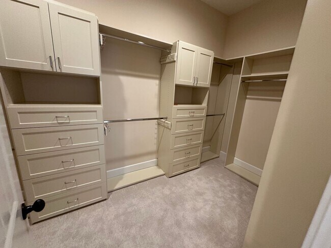 Building Photo - Stunning Lakefront River Islands Home