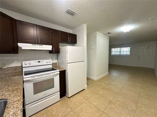 Building Photo - 2900 NE 17th Ave